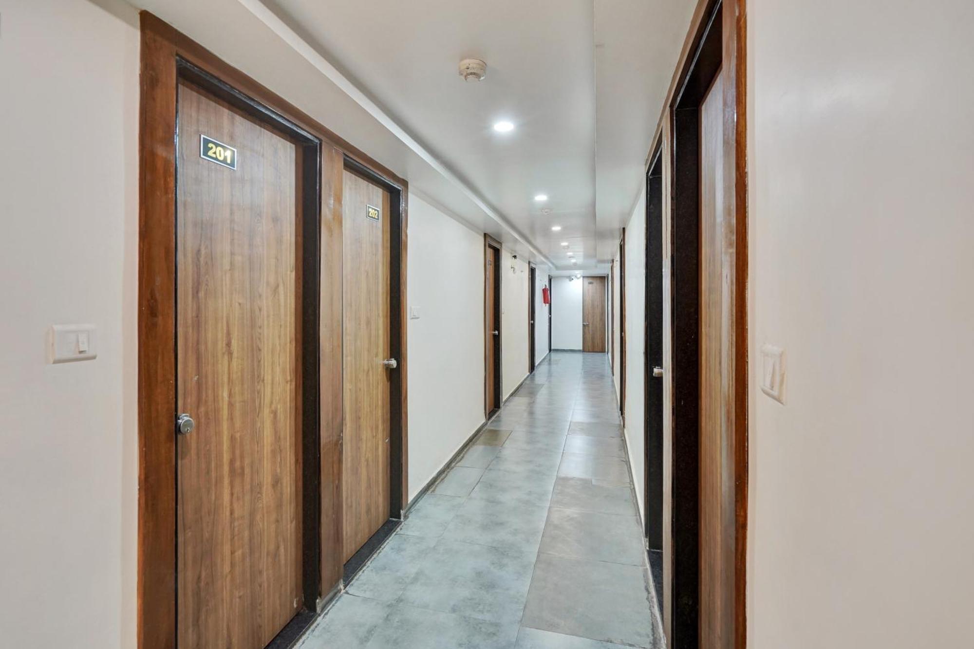 Super Collection O Kudasan Gandhinagar Formerly Hotel Royal Mansion المظهر الخارجي الصورة
