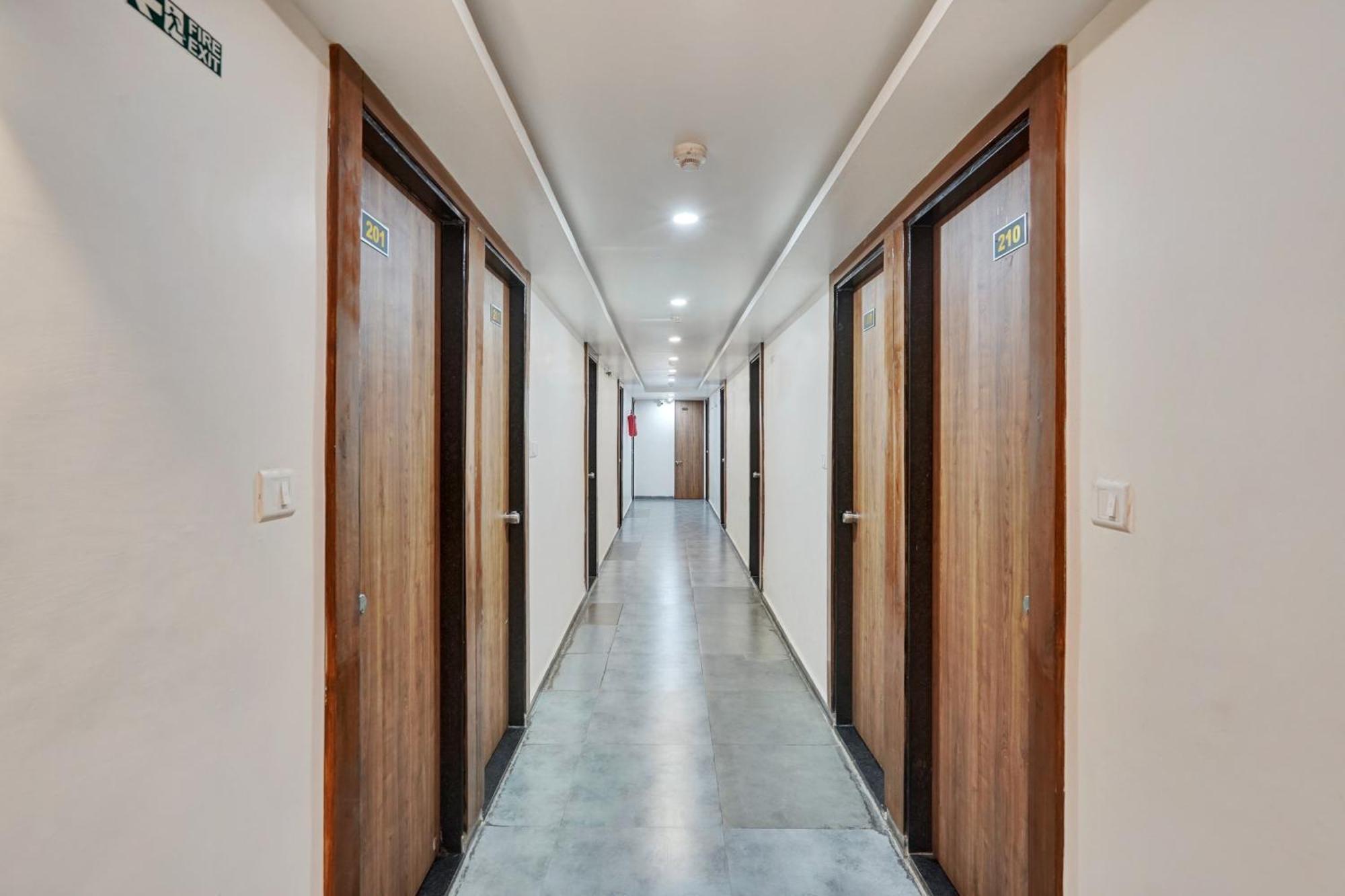 Super Collection O Kudasan Gandhinagar Formerly Hotel Royal Mansion المظهر الخارجي الصورة
