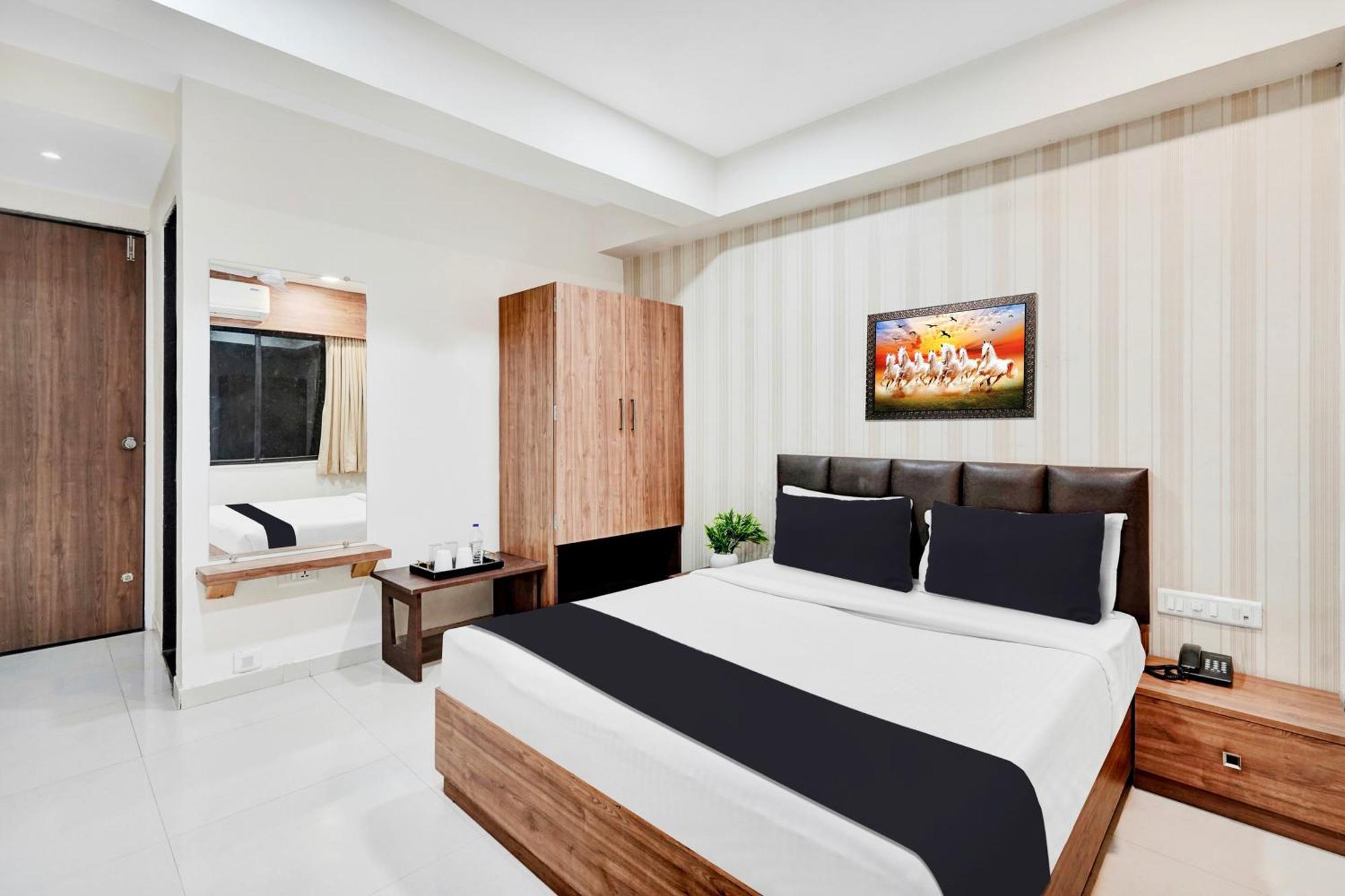 Super Collection O Kudasan Gandhinagar Formerly Hotel Royal Mansion المظهر الخارجي الصورة