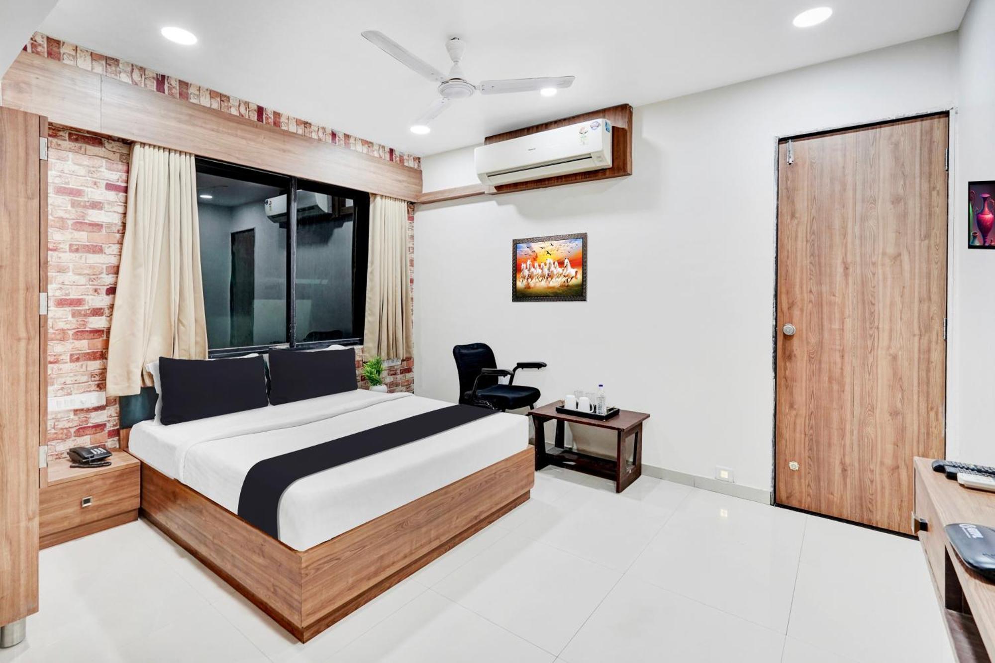 Super Collection O Kudasan Gandhinagar Formerly Hotel Royal Mansion المظهر الخارجي الصورة